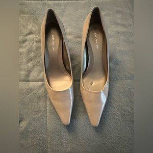 NWOB - Women’s Jones New York beige 2 inch pumps/heels size 8W